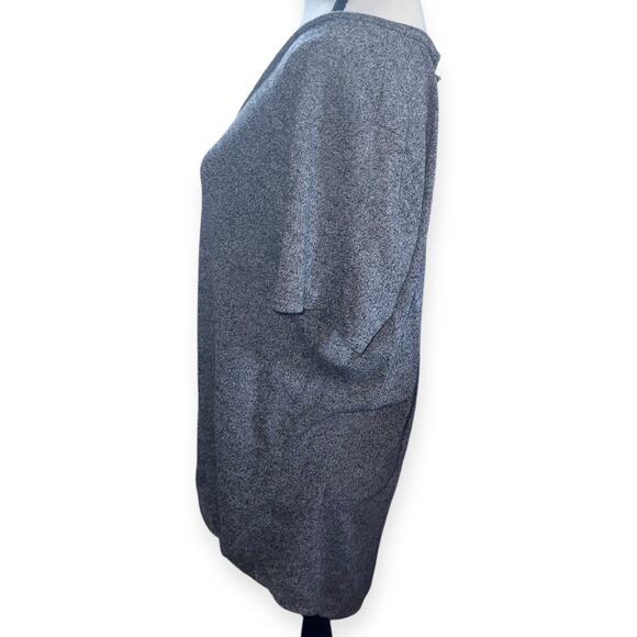 Long and Stretchy Grey Shirt - Picture 2 of 4